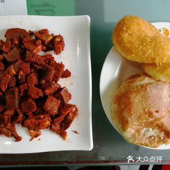 七零后都吃过那种合作社胡同小铺儿卖坛子装的榨菜吧