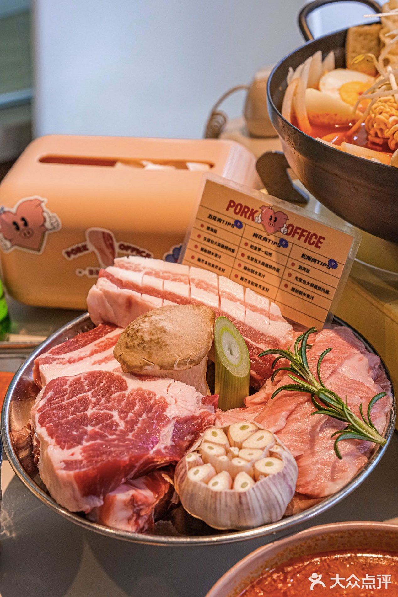 成都探店｜办公室里烤猪肉？带薪烤肉吗？！