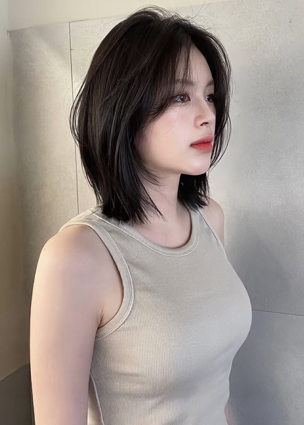 齐肩中发微翘发型