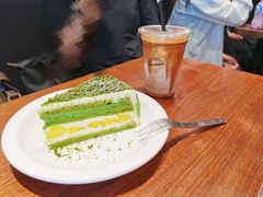 黄桃抹茶奶酥奶油蛋糕-black rainbow coffee