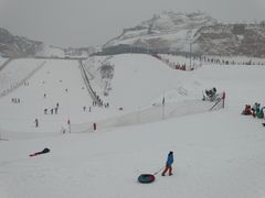 -采薇庄园四季滑雪场