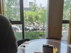 靠窗位-日进一片海.生腌海鲜火锅.宵夜烧烤(三里屯总店)