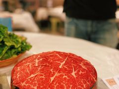 手切安格斯牛肉-鲜入围煮花胶鸡海鲜火锅