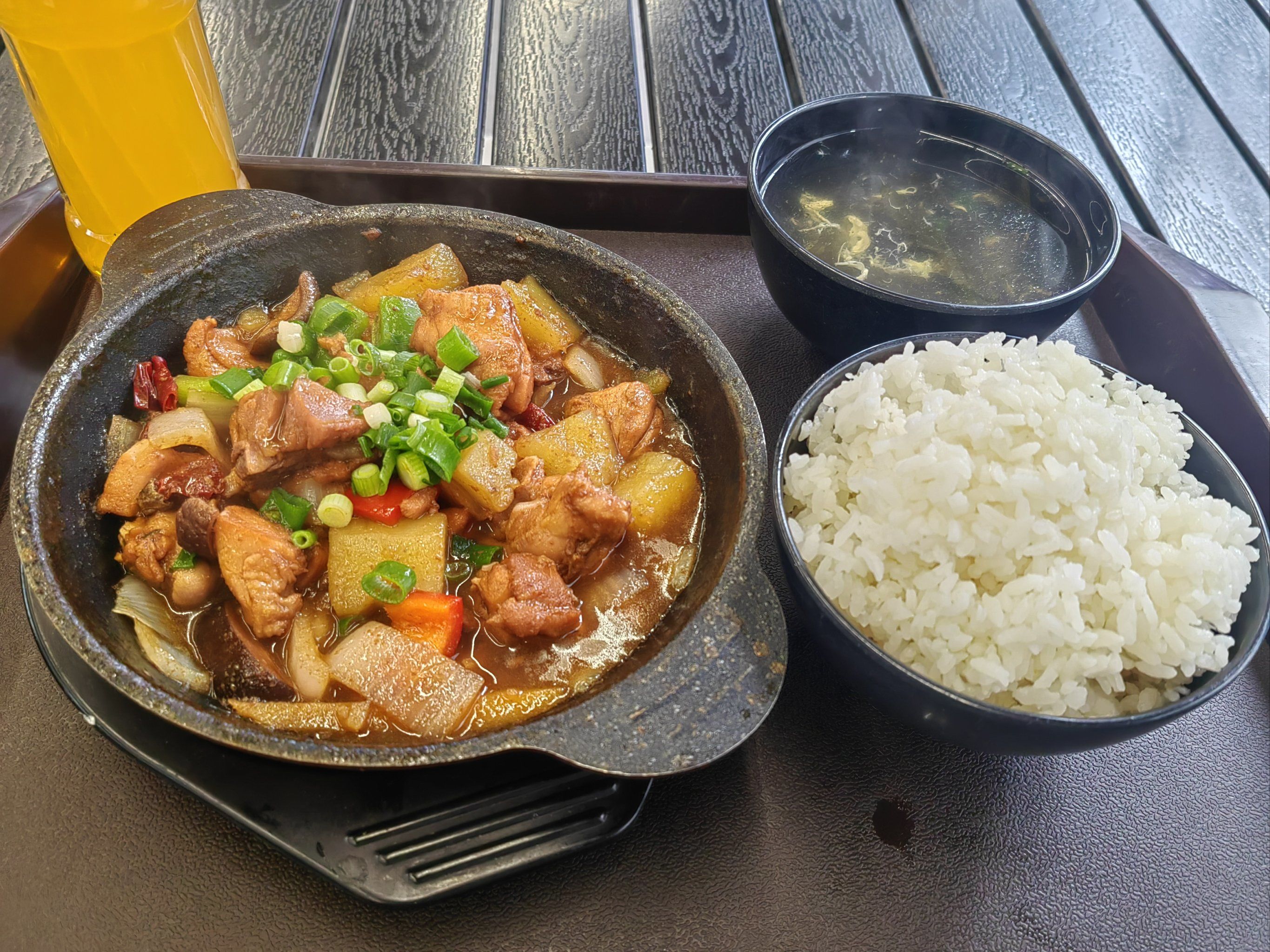 这家黄焖鸡米饭堪称一绝!鲜嫩鸡肉搭配浓郁
