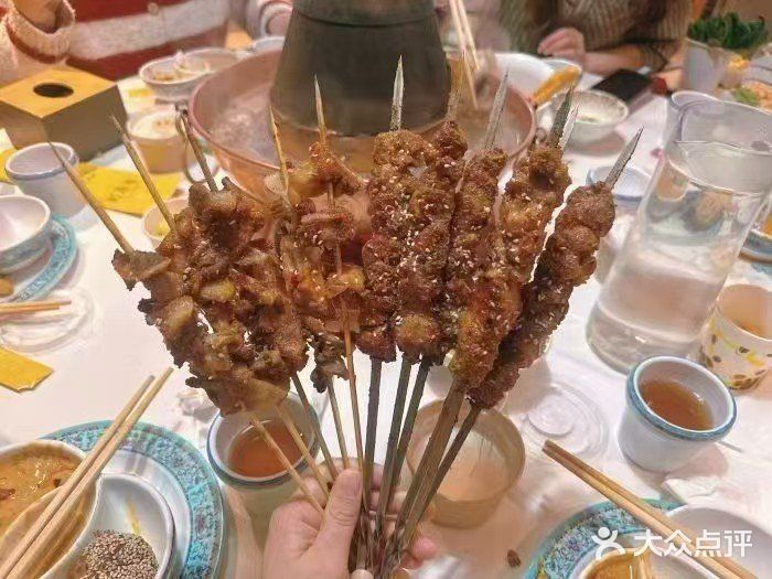 有人提议吃火锅，众人一拍即合，直奔聚宝源。推门而入