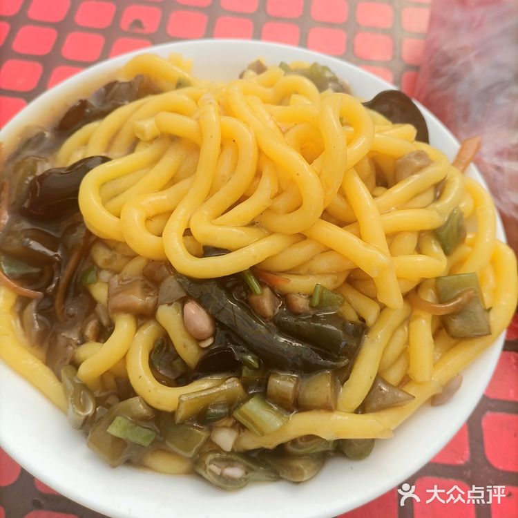 佳木斯江边大早市老八汤子面