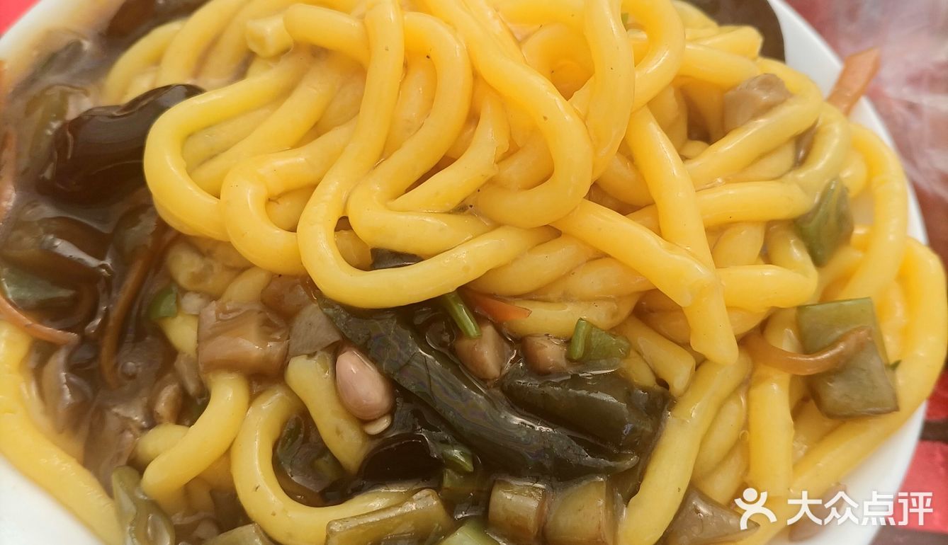 佳木斯江边大早市老八汤子面