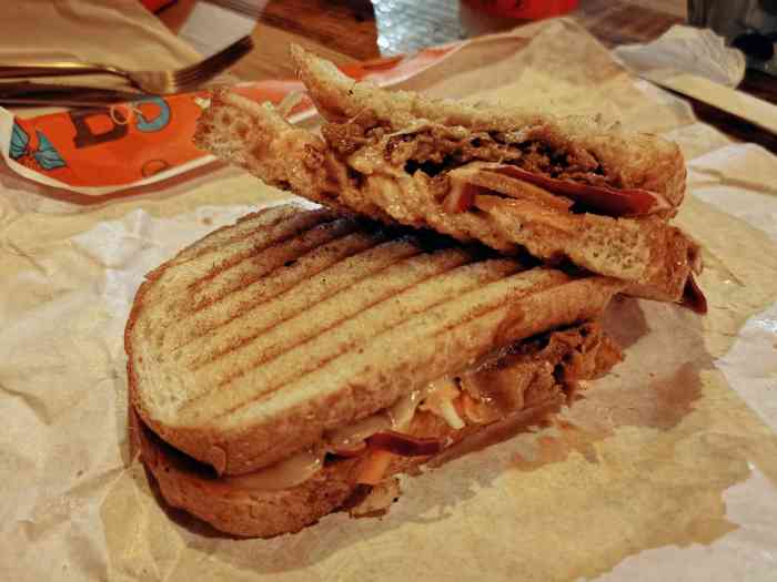 bites&brews(武定路店)-"阳光明媚的日子想出门晒晒太阳,于是寻寻觅.