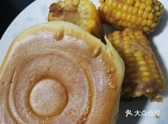 炒至香肠变色,下入芹菜,我发现有点糊锅,所以加了一点水