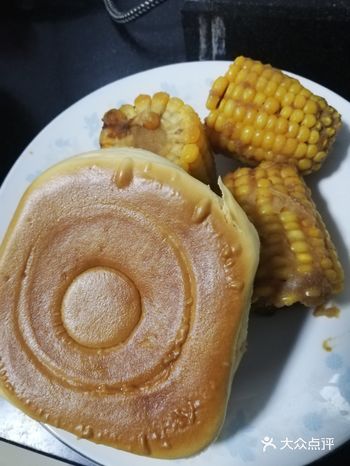 炒至香肠变色,下入芹菜,我发现有点糊锅,所以加了一点水