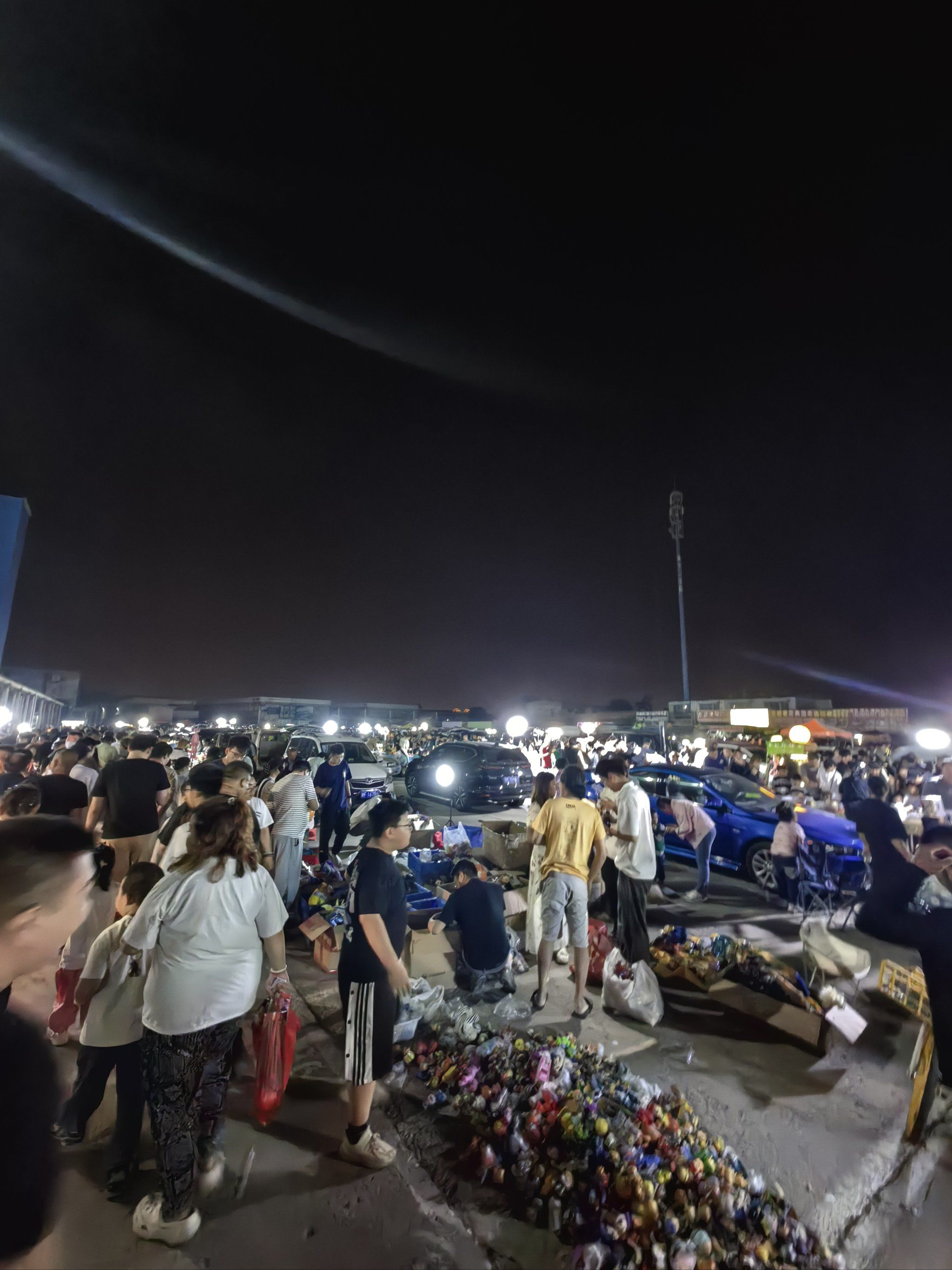 地摊夜市里的烟火艺术