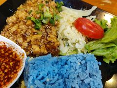 碎鸡肉拌饭-蝶豆花蓝面条