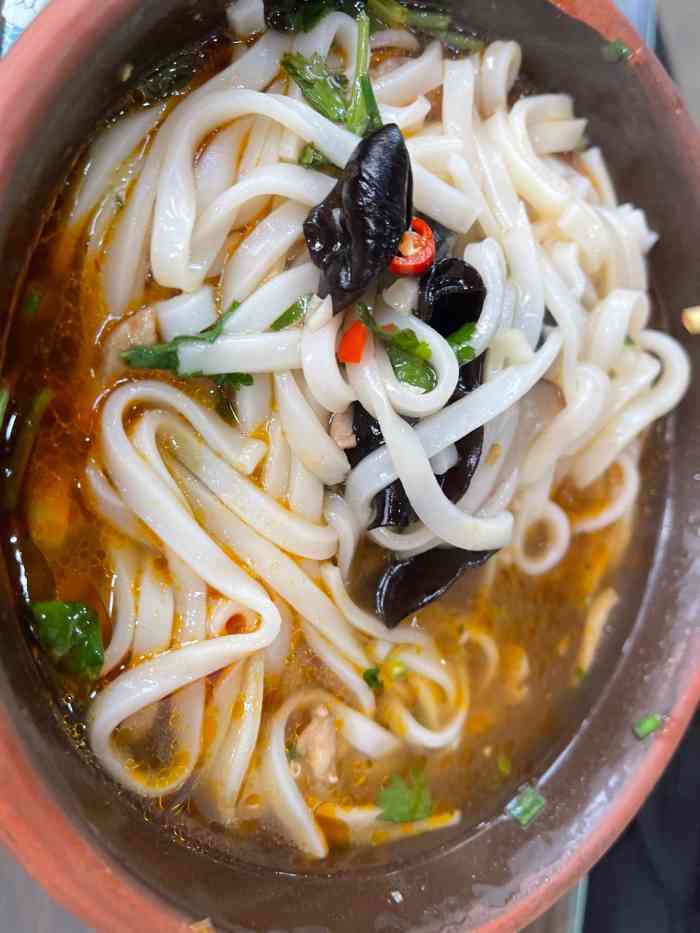 余小二面馆(四方坪总店)-"一家不大的面馆,里面只有4个小桌,不过外.