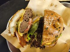 美式经典牛肉汉堡-shark burger·鲨鱼汉堡(交子大道店)