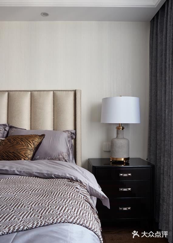 客厅通畅明亮，空间布局井井有条，装饰性的物件不多，但是各有特