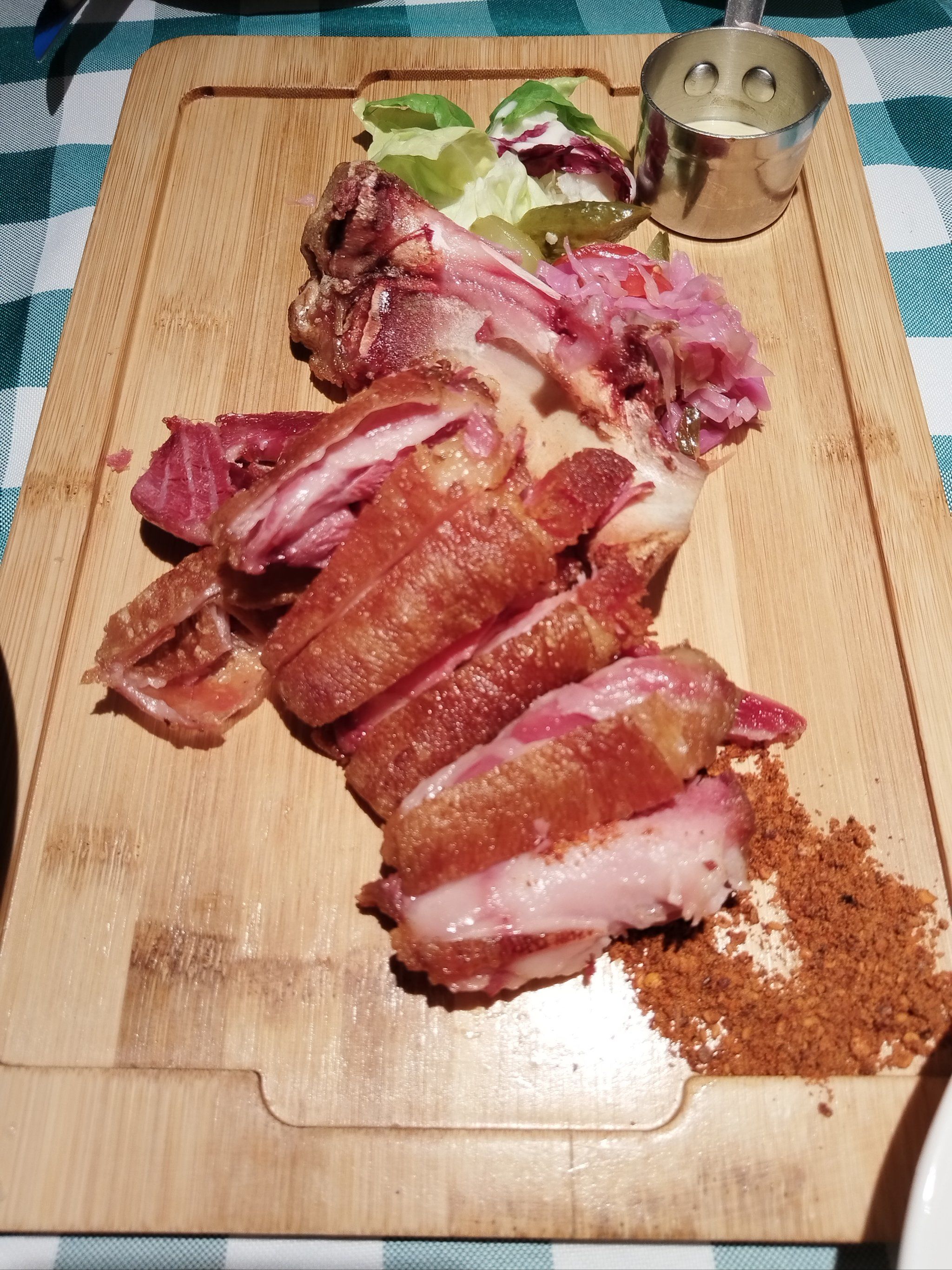 德国脆皮猪肘外皮酥脆,内里肉质鲜嫩多汁