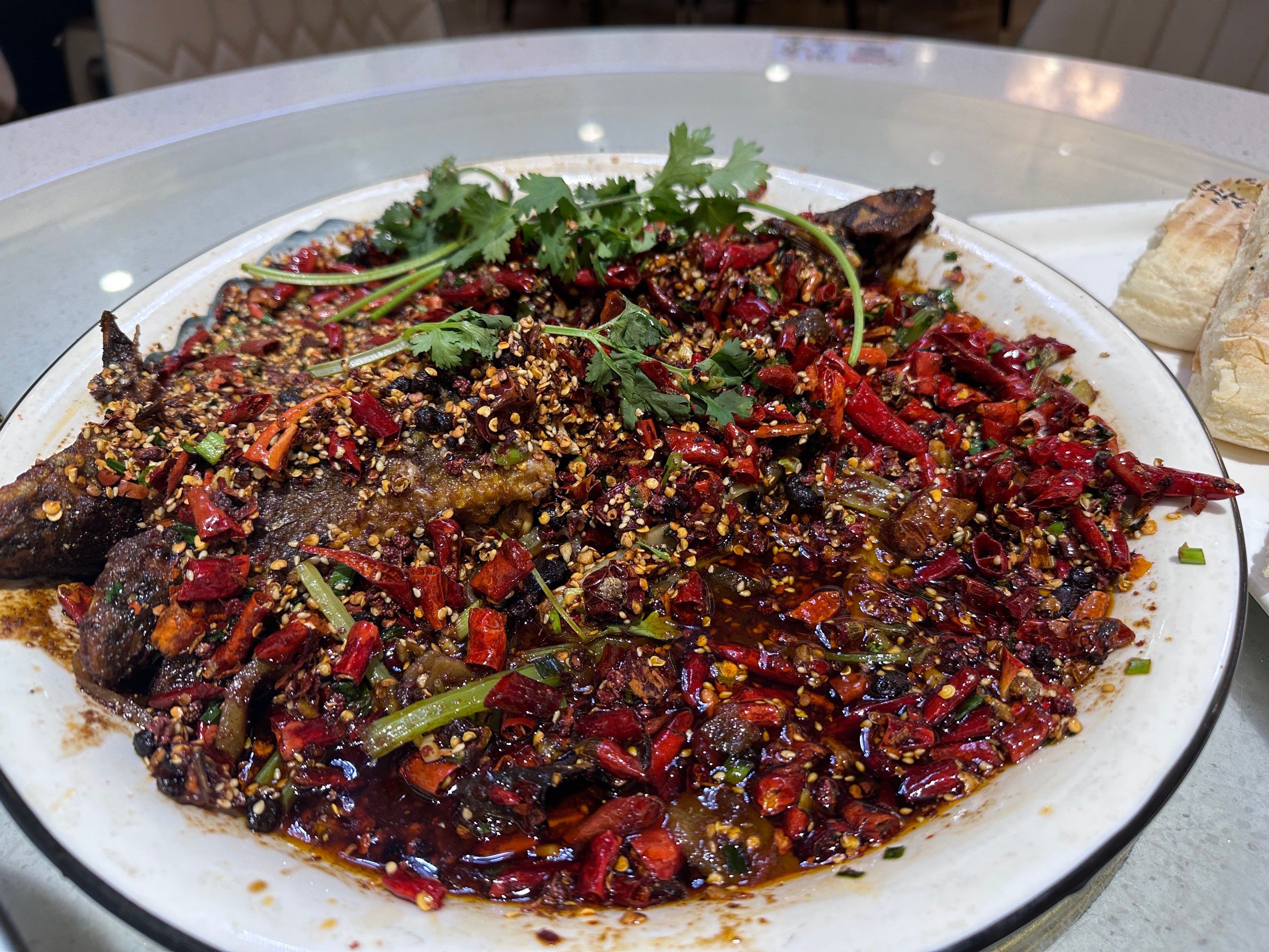 问什么都是黑脸,「堰坝鱼庄(前进路店)」
「干烧黄辣丁」干烧黄辣丁