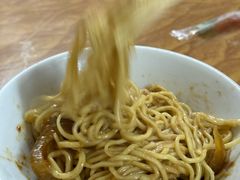-松树干拌面店