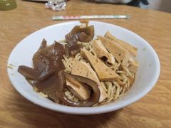 -松树干拌面店