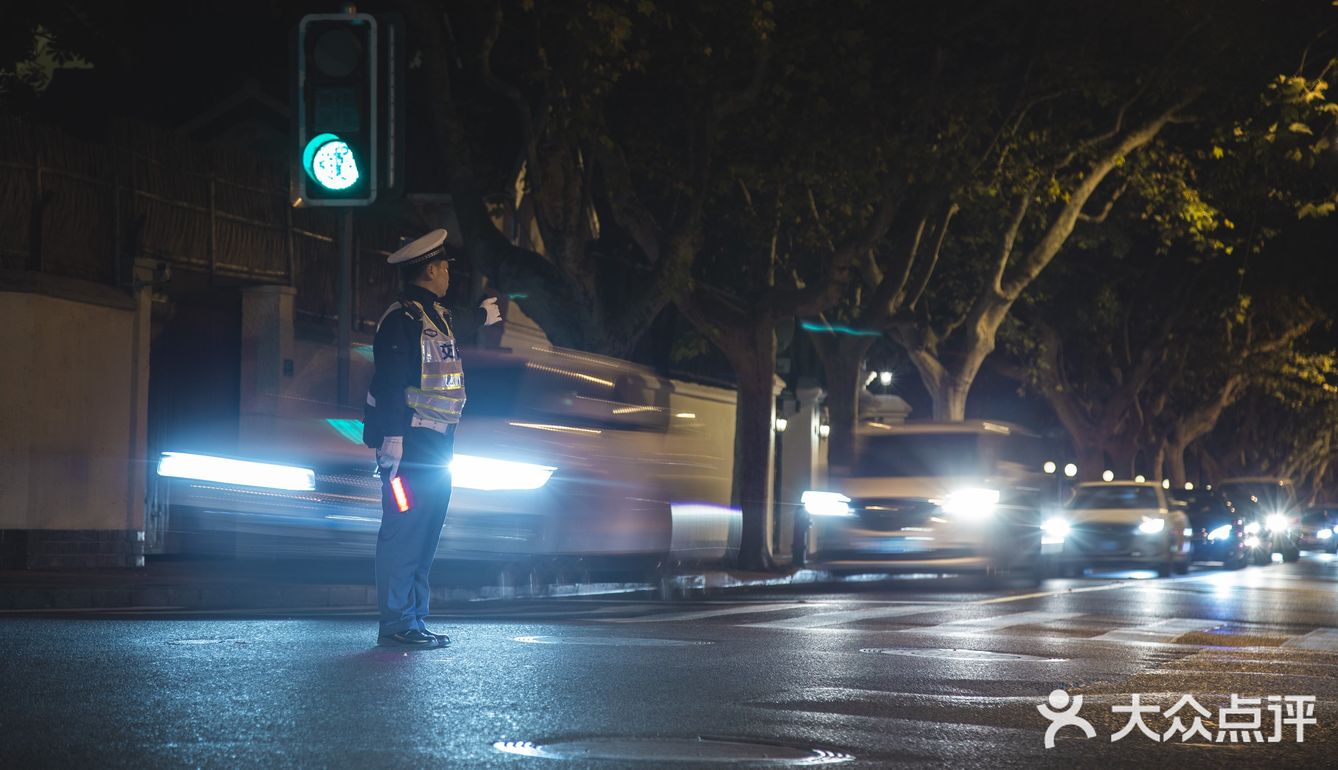 都市夜归人，行走上海马路