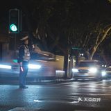 都市夜归人，行走上海马路