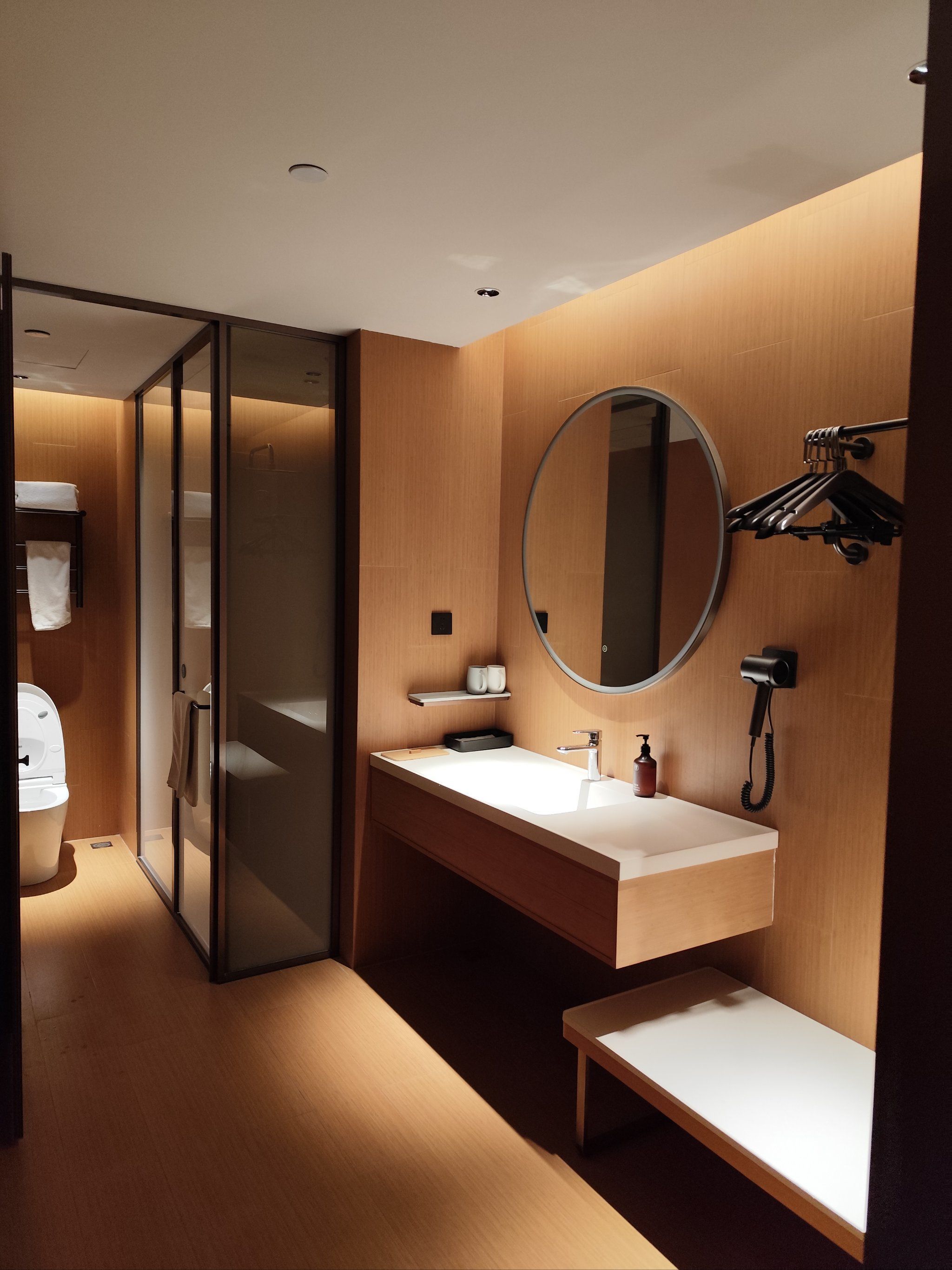 酒店比较新,装修还可以,高级大床房客房大,有转角沙发,电动窗帘,液晶