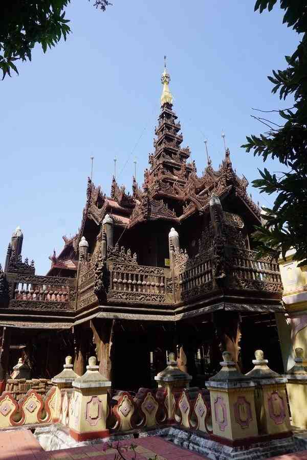 喜迎宾僧院-"静谧的僧院,僧人悠然自得地在院子里看报纸.