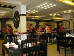 周围桌子是空的服务员只顾聊天，就是不过来-火宫殿(五一大道分店)