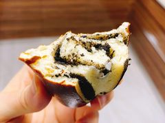 黑芝麻松子碱水-慢熟面包店bud bread(孩儿巷店)