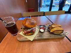 双蛋指椒牛肉汉堡-魏斯理汉堡(西安沣东吾悦店)