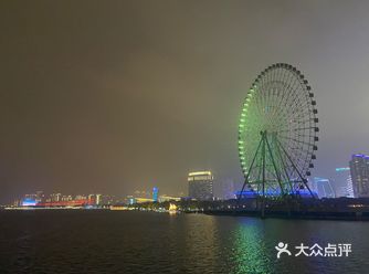 到了晚上8点左右开了游艇。环金鸡湖，时间也不短