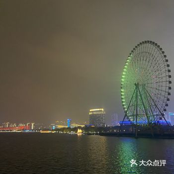 到了晚上8点左右开了游艇。环金鸡湖，时间也不短