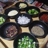自助的小料也很多，但是我感觉吃他们家的牛蛙呀