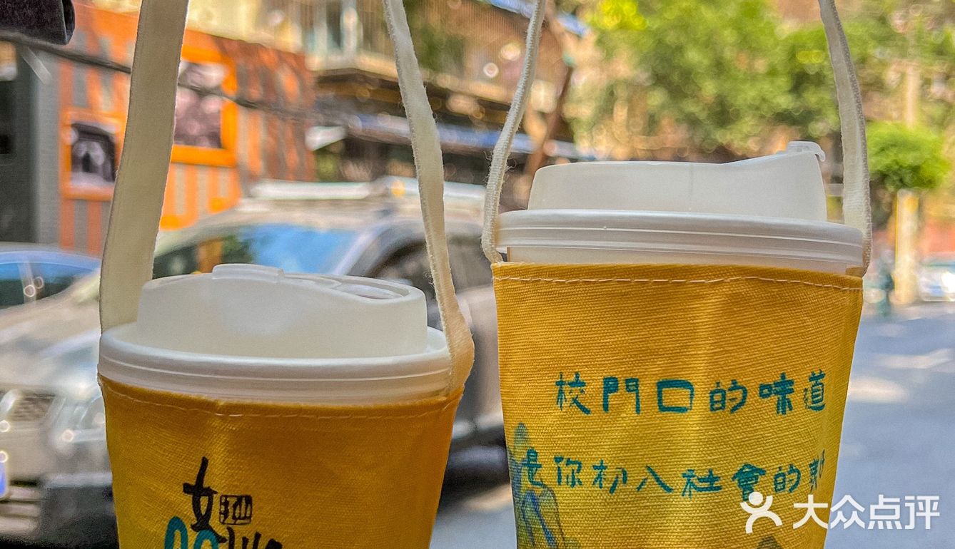 没想到刚刚办好校友卡 就在川大南门发现这家国风茶咖