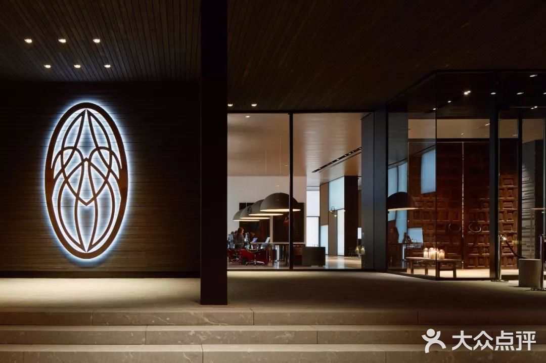 Roomers Hotel建筑外观采用简洁的黑白灰格调