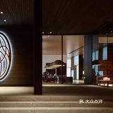 Roomers Hotel建筑外观采用简洁的黑白灰格调