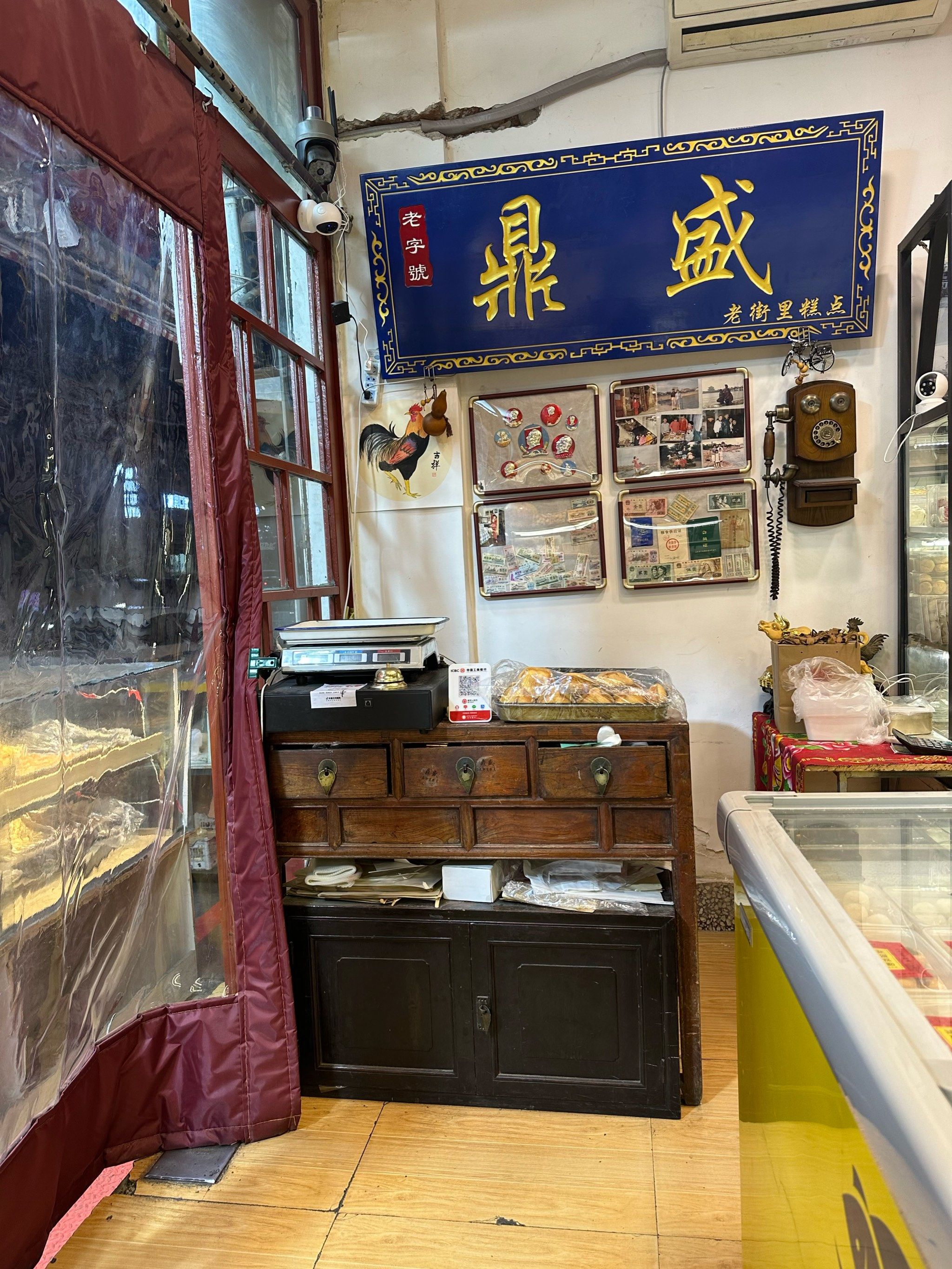照亮夜晚的老式招牌