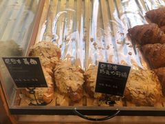 巴旦木巧克力可颂-Dough&Joe团憩(瑞虹天地月亮湾店)