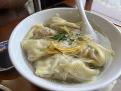 巨无霸虾肉大馄饨-忆秦园小笼包(惠山古镇总店)