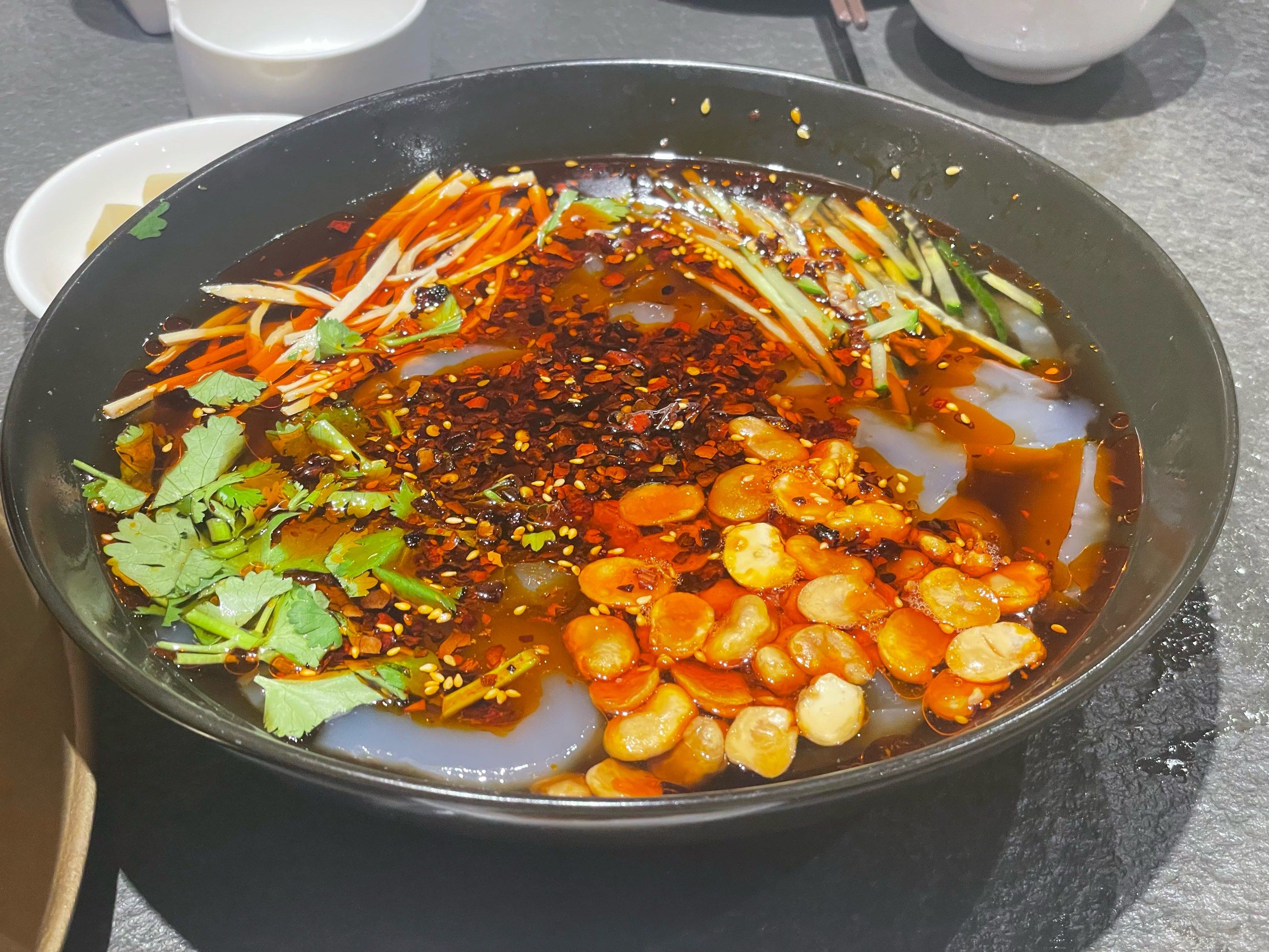 点了招牌四季养生锅,涮肉之前先喝汤,很鲜美,羊肉比牛肉更嫩,更爱吃