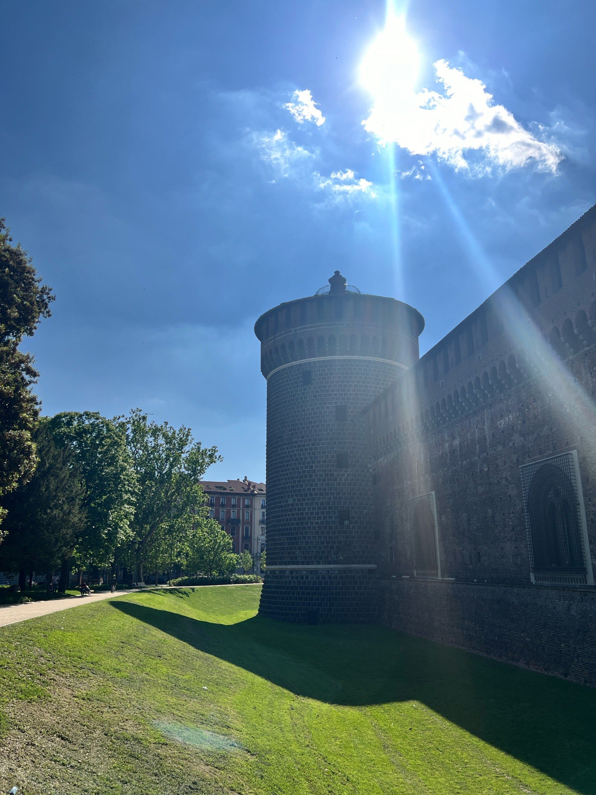 随手拍站在斯福尔扎古堡前,吹着风体验千年韵味