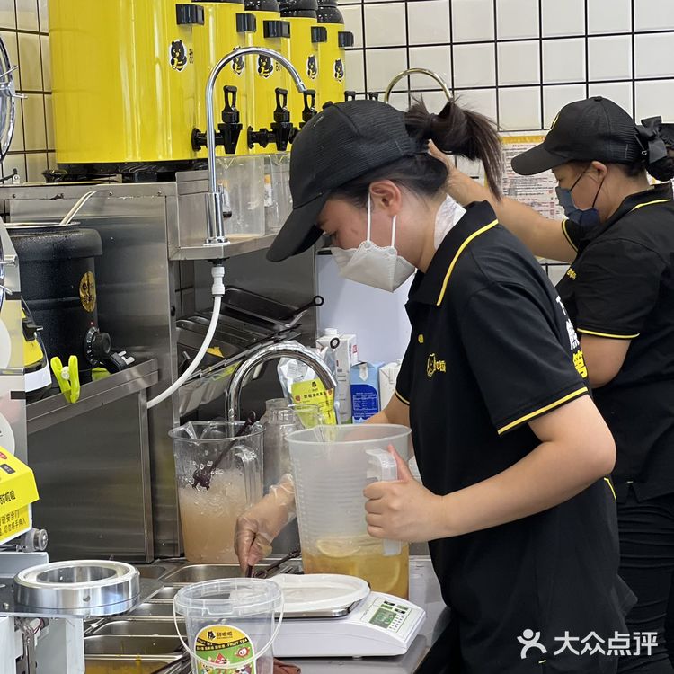 关于我去甜啦啦自己带桶接水果茶这件事..