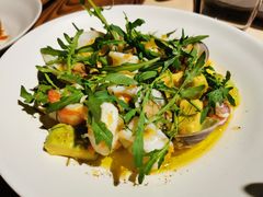 温热海鲜沙拉配牛油果-Mercato莫卡多露台餐厅与酒吧(K11店)