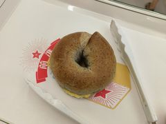 黑芝麻奶酥贝果-红星前进面包牛奶公司(君太店)