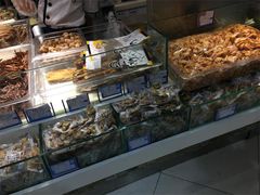 面包甜点陈列柜-水一方现烤鱿鱼丝大连特产(三八广场店)