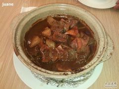 原汁牛腩煲 -港东盛宴烧腊至尊