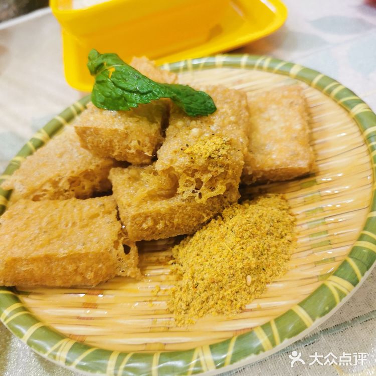 两到三人餐68元，店面其实不太大，但是感觉生意不错