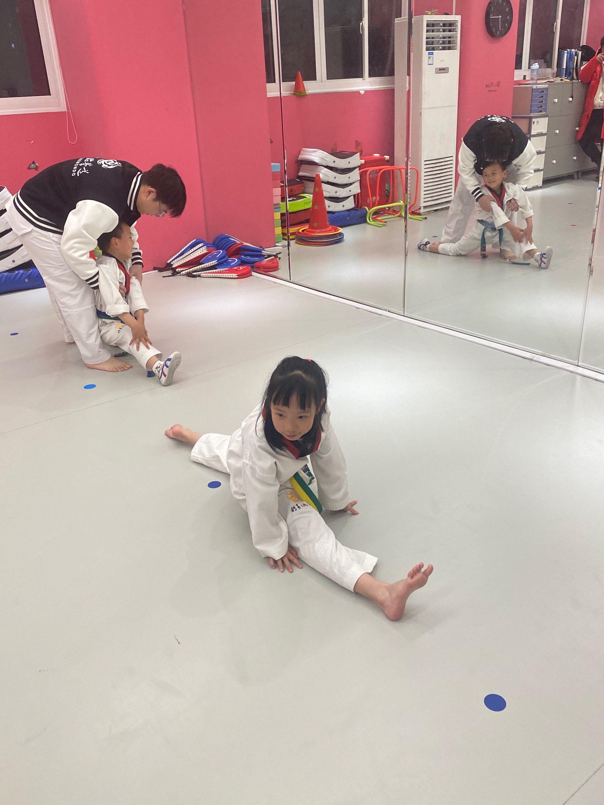 事实证明多压腿才能踢的高[得意][得意]