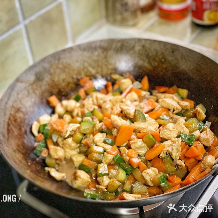 黑の食谱 / 小炒鸡丁，各种菜菜配鸡肉，清新爽口好吃唉！