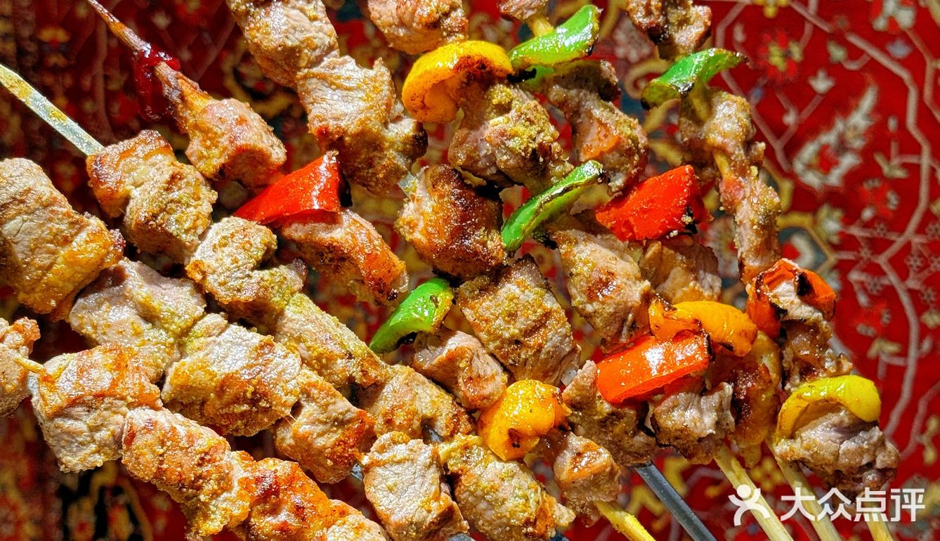 手抓饭配羊肉串，满口飘香的满足[调皮]